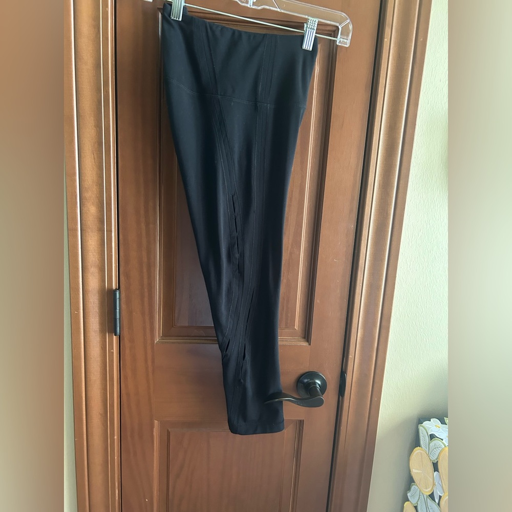Yogalicious Yoga Capris With Cutout Details-Black-Size Small Good Condition🖤